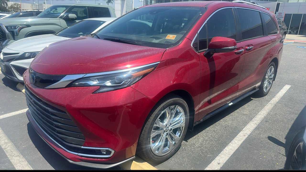 Certified 2024 Toyota Sienna Platinum FWD image 1