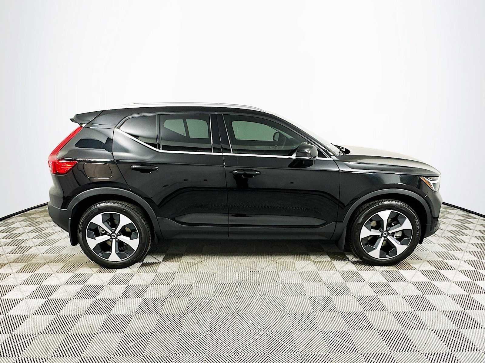 Used 2025 Volvo XC40 B5 Core w/ Climate Package image 8