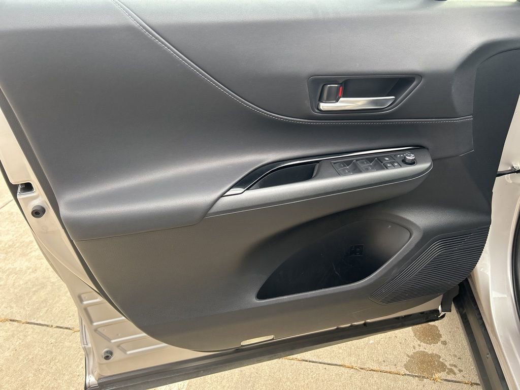 Used 2024 Toyota Venza LE image 16