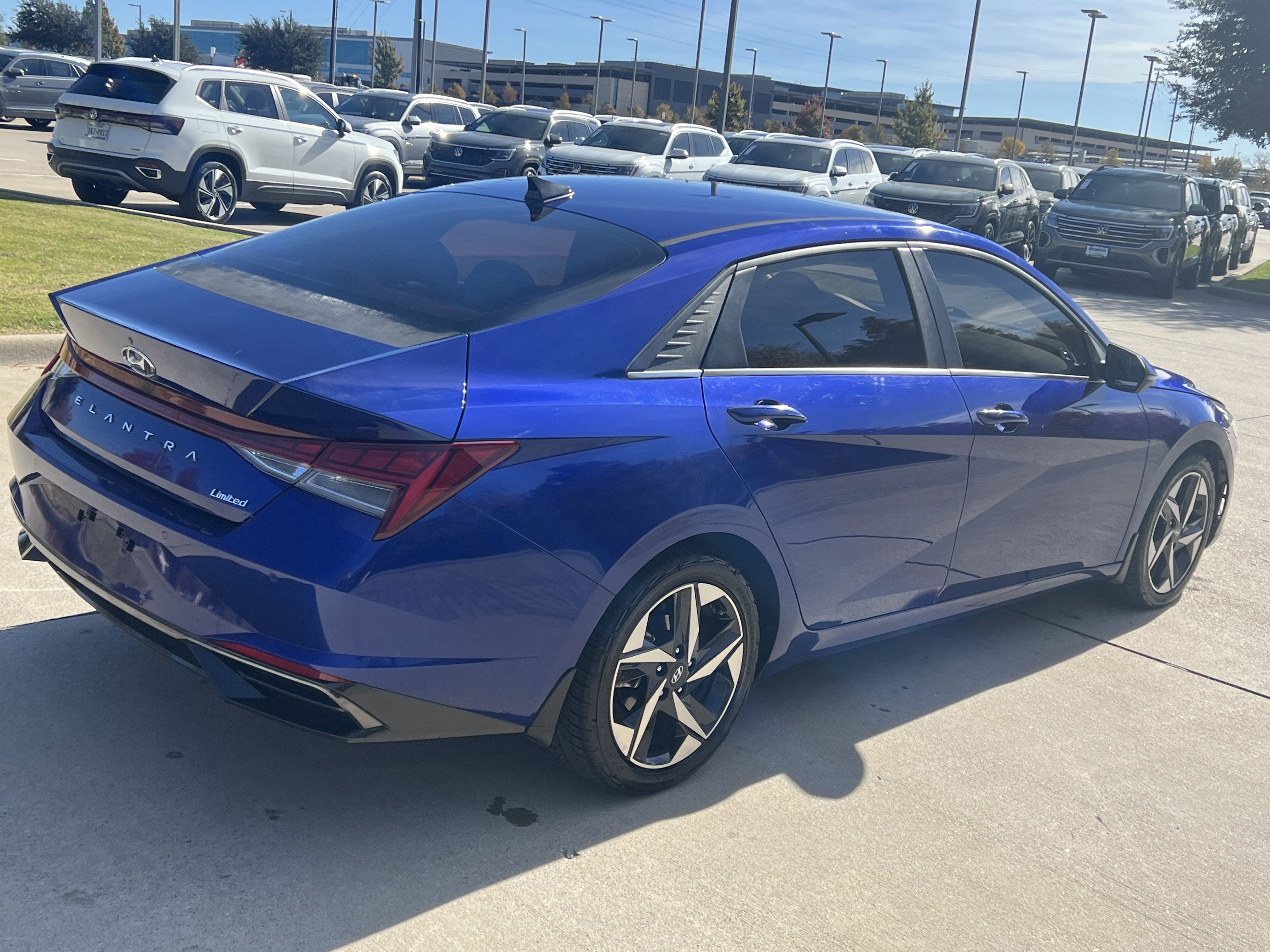 Used 2022 Hyundai Elantra Limited image 10