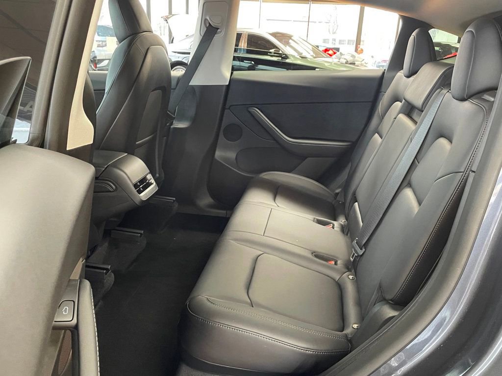 Used 2022 Tesla Model Y Long Range image 16