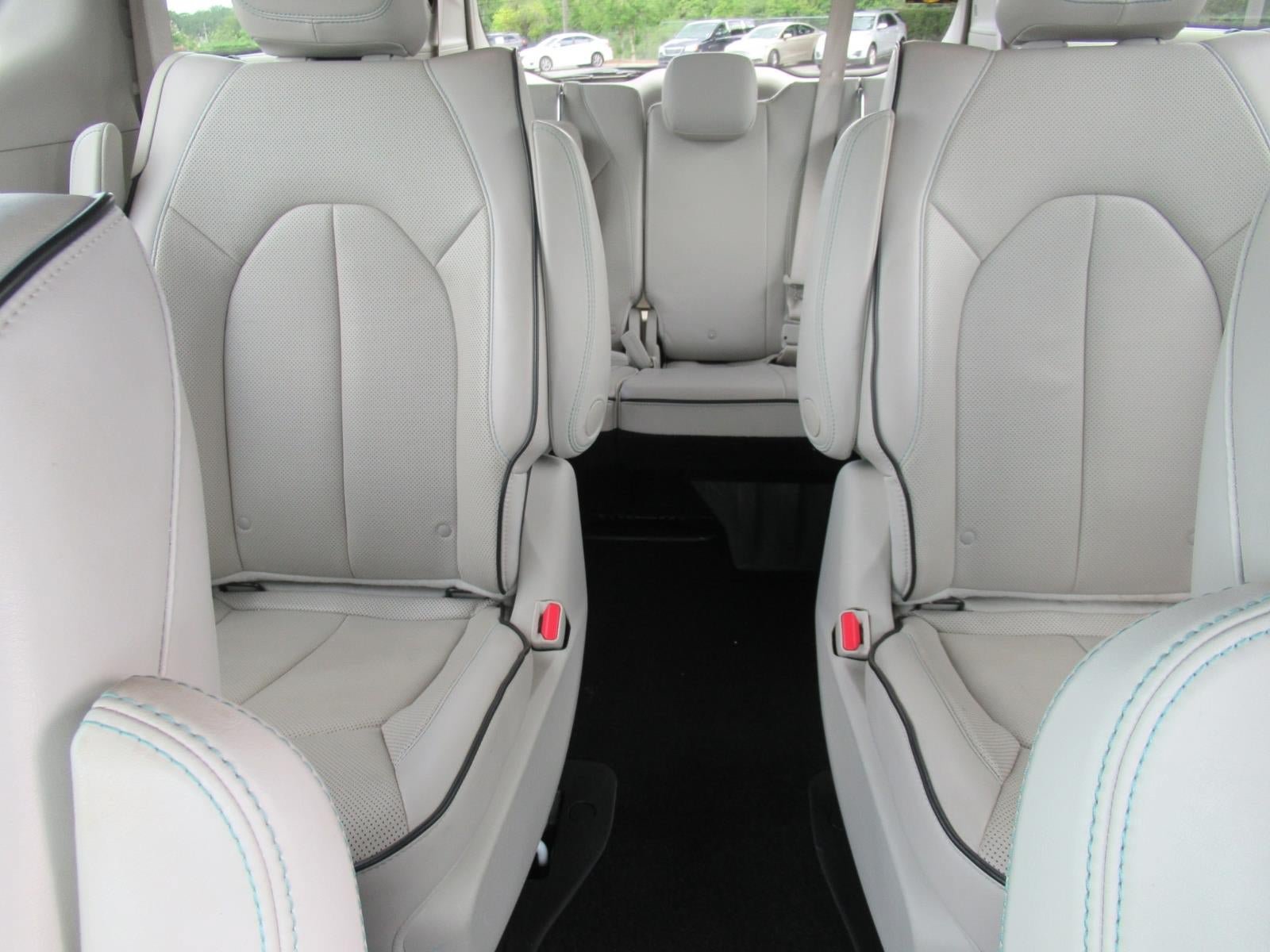 Used 2017 Chrysler Pacifica Platinum FWD image 18