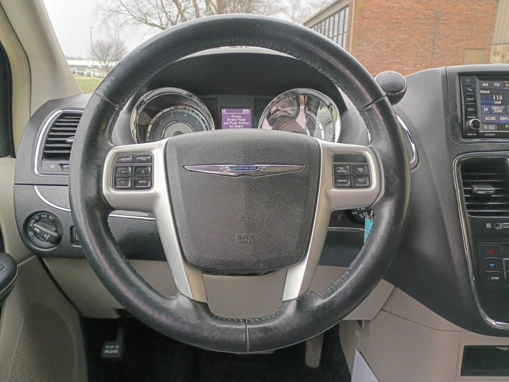Used 2015 Chrysler Town & Country Touring w/ Driver Convenience Group image 23