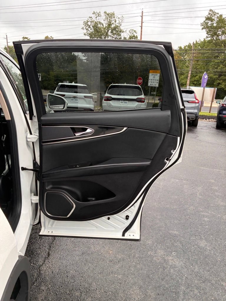 Used 2021 Lincoln Nautilus FWD image 25