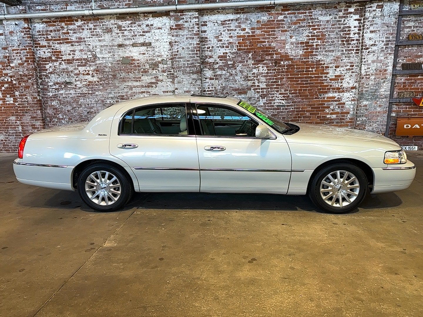 Used 2007 Lincoln Town Car Signature RWD image 2
