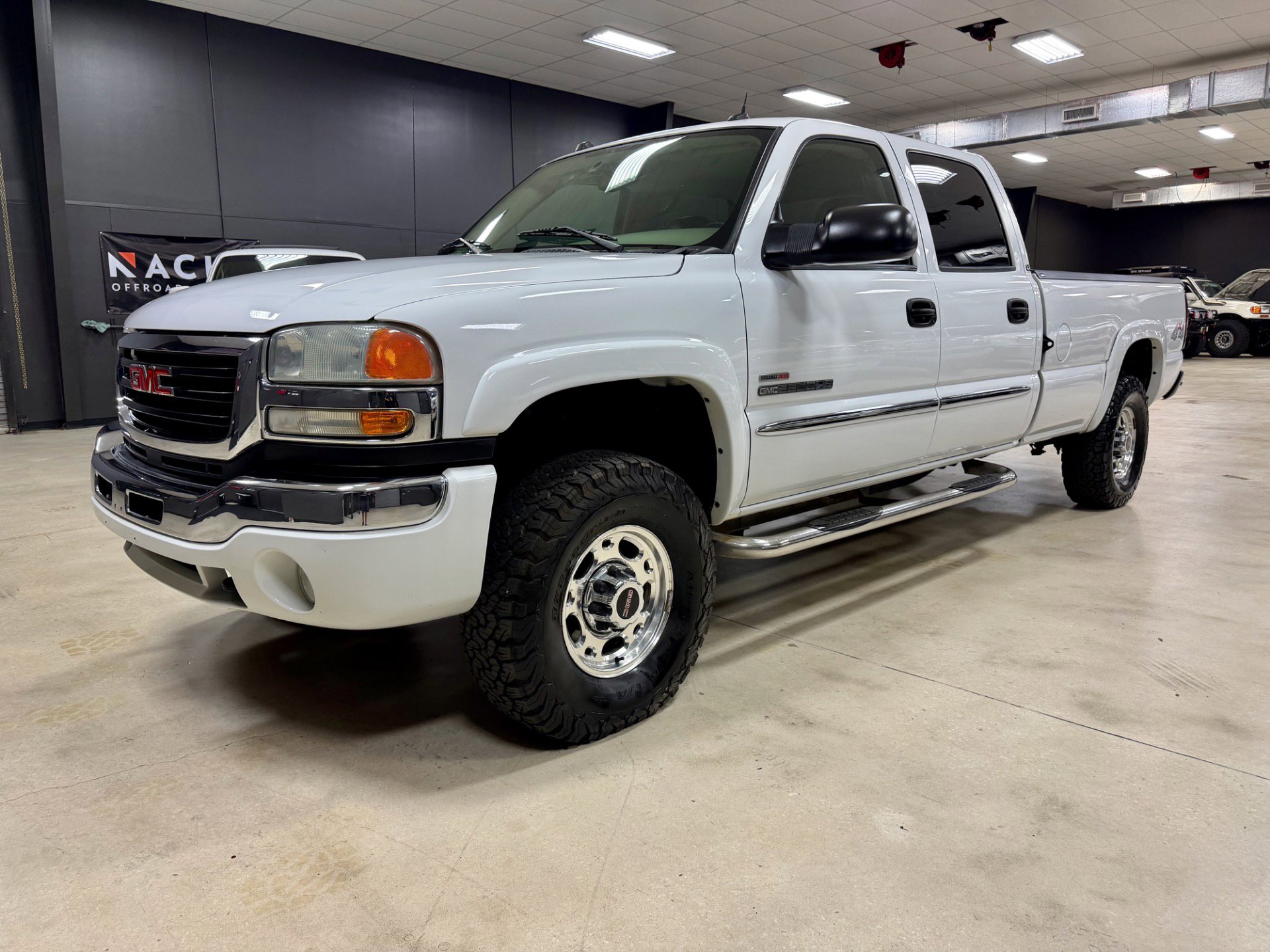 Used 2004 GMC Sierra 2500 SLT w/ Heavy-Duty Power Package AWD/4WD image 1