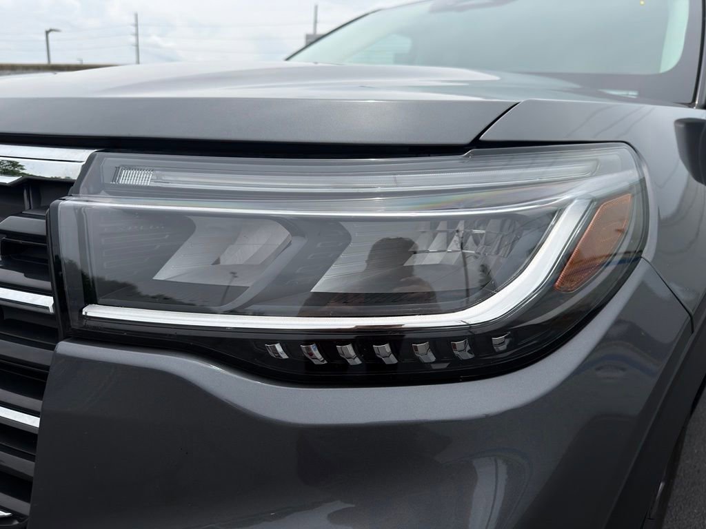 Used 2025 Ford Explorer Active w/ Active Comfort Package AWD/4WD image 9