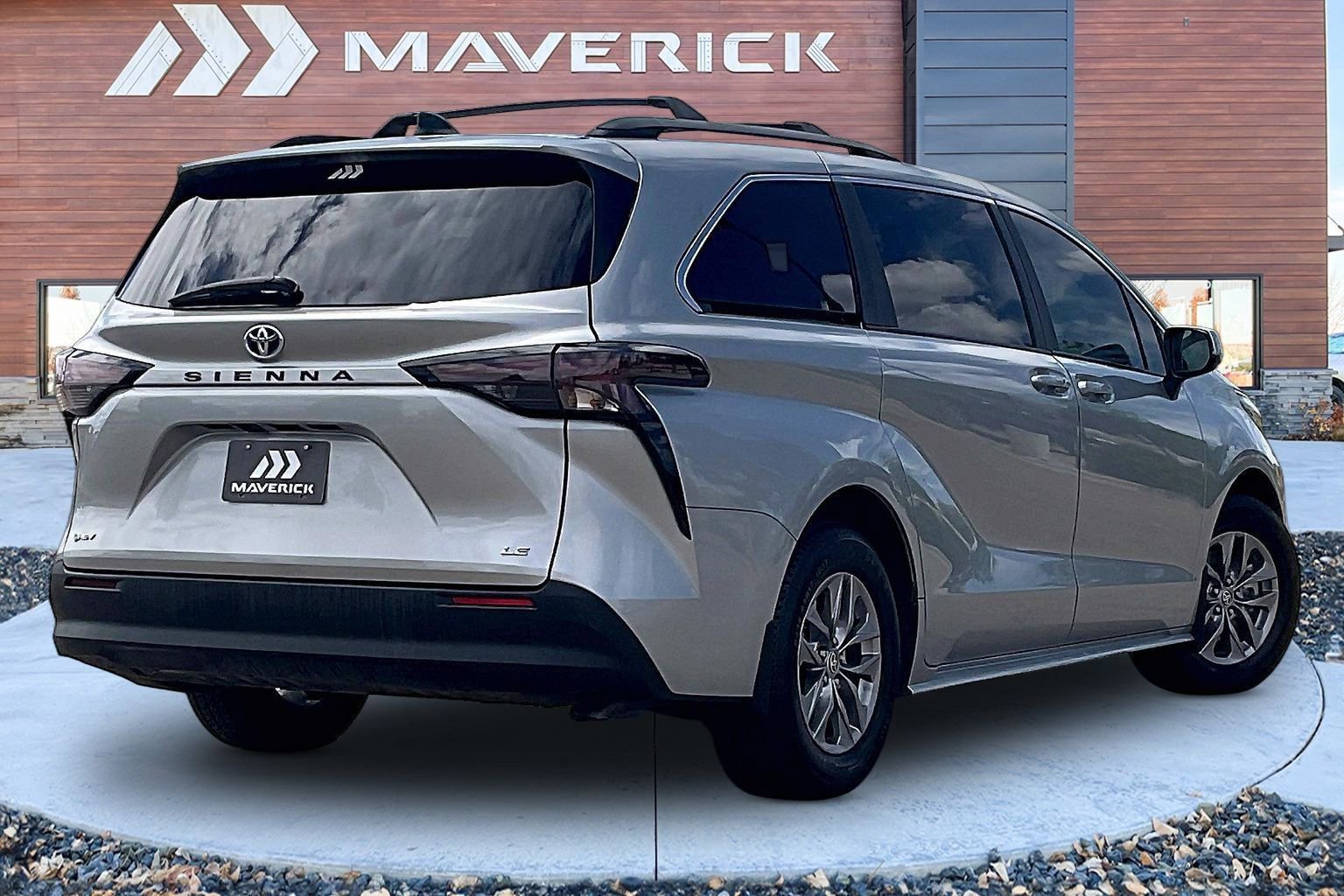 Used 2025 Toyota Sienna LE FWD image 5