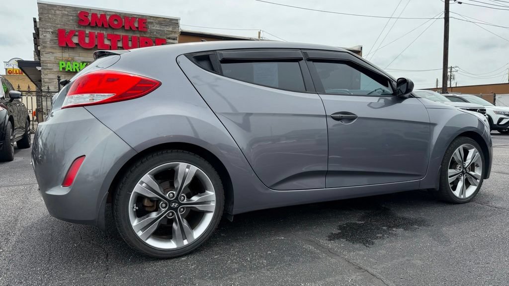 Used 2017 Hyundai Veloster Value Edition FWD image 8