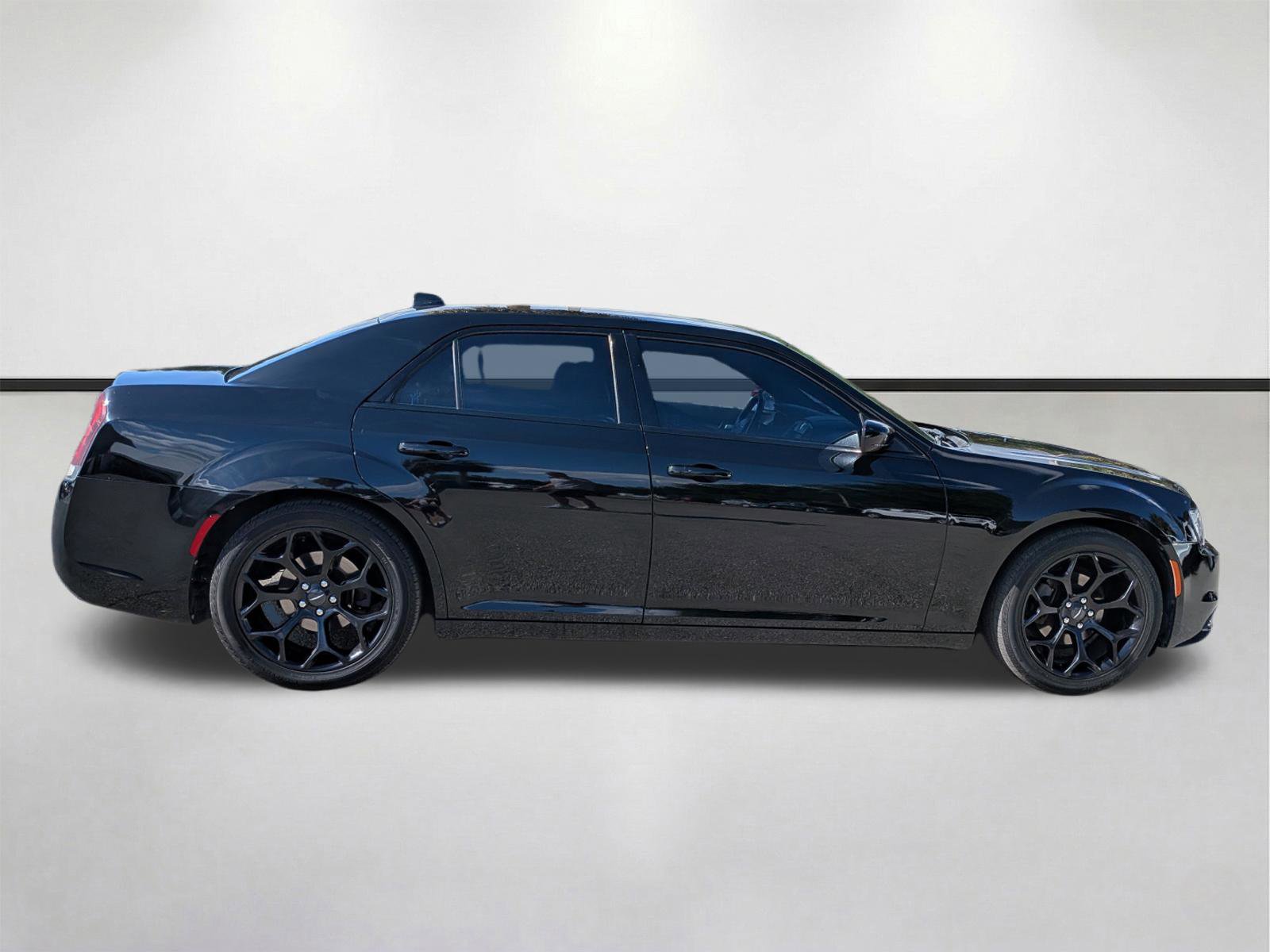 Used 2019 Chrysler 300 S image 3