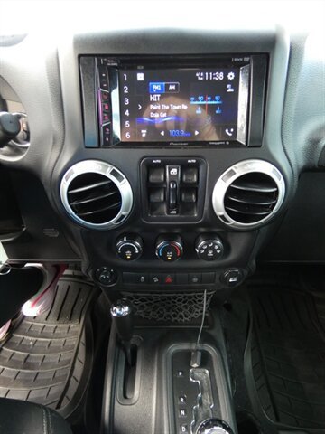Used 2017 Jeep Wrangler Unlimited Sahara w/ Connectivity Group AWD/4WD image 29