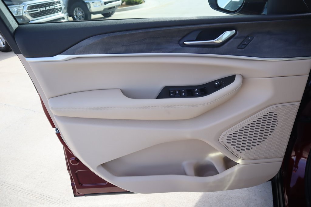 New 2025 Jeep Grand Cherokee Limited image 17