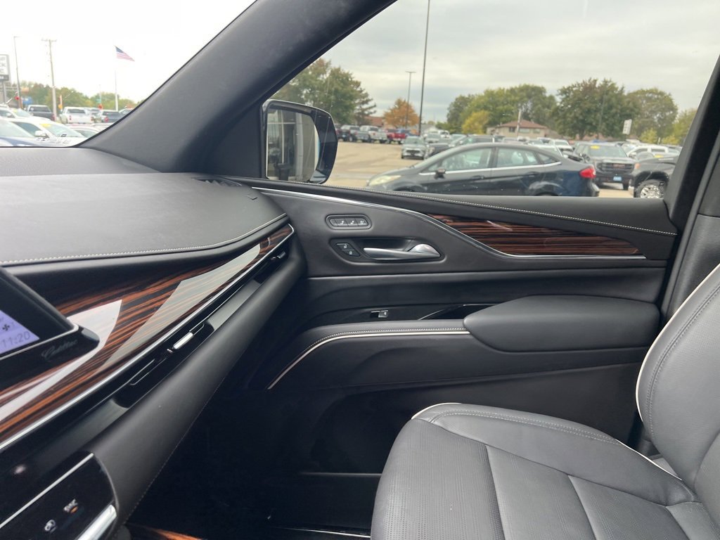 Used 2024 Cadillac Escalade ESV Premium Luxury image 35