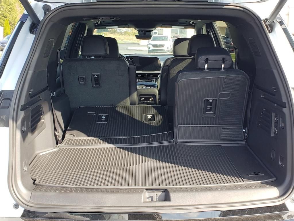 New 2026 Chevrolet Traverse High Country w/ LPO, Floor Liner Package image 7