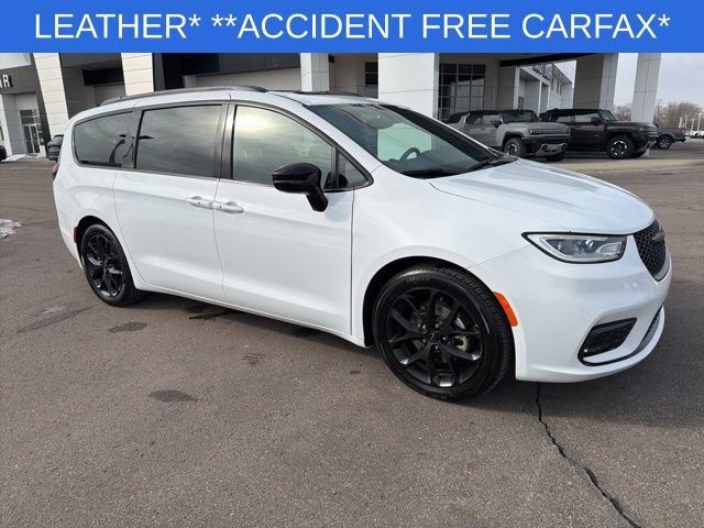 Used 2025 Chrysler Pacifica Limited image 17