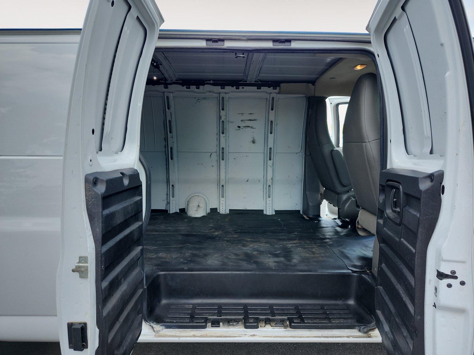Used 2021 Chevrolet Express 3500 Extended w/ Driver Convenience Package RWD image 13