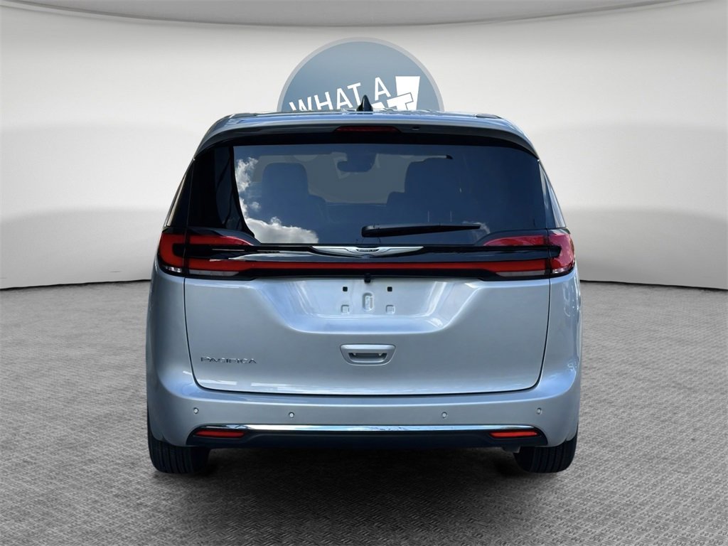 New 2026 Chrysler Pacifica Select image 4