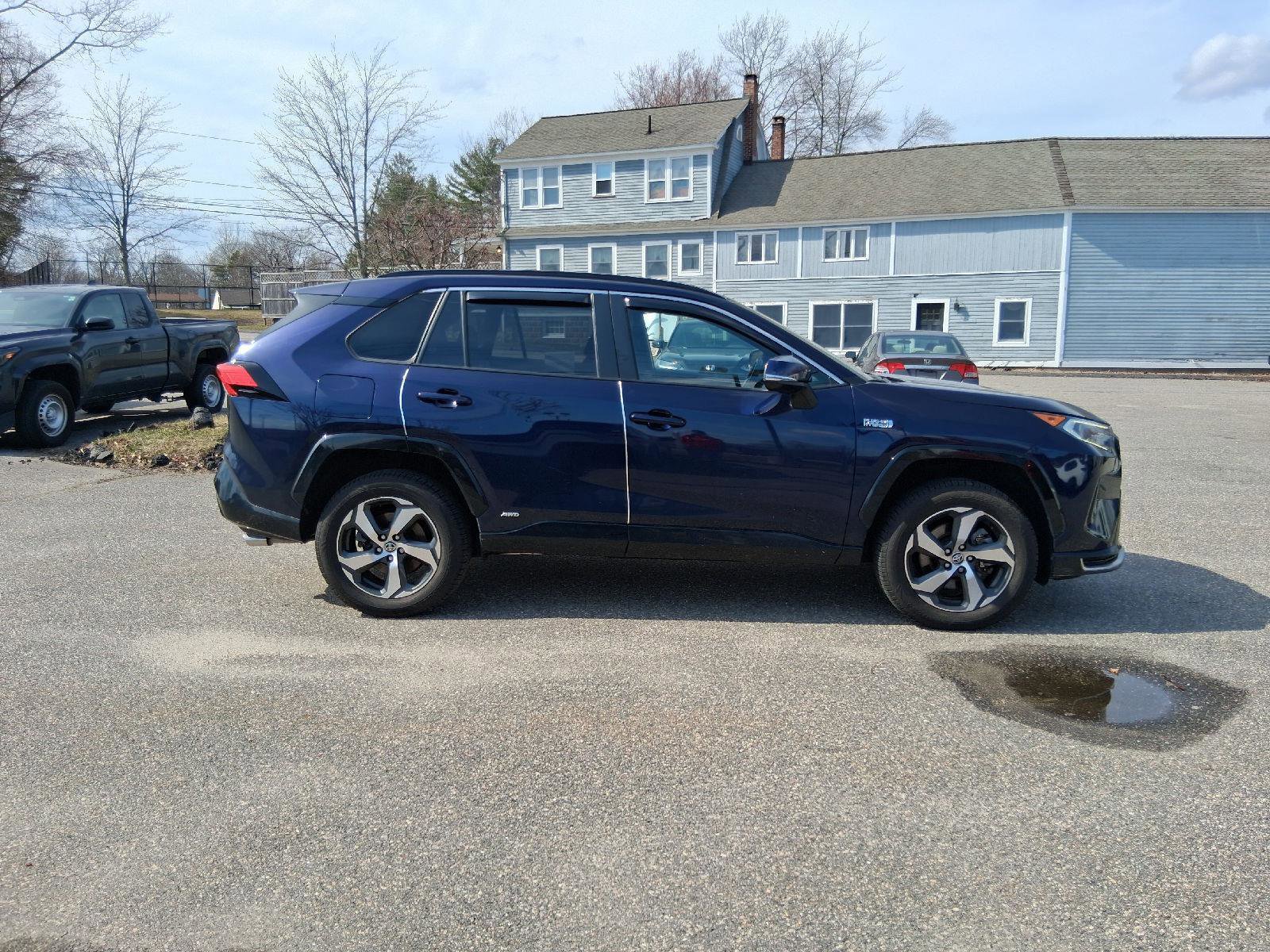Used 2021 Toyota RAV4 SE w/ Weather & Moonroof Package image 8