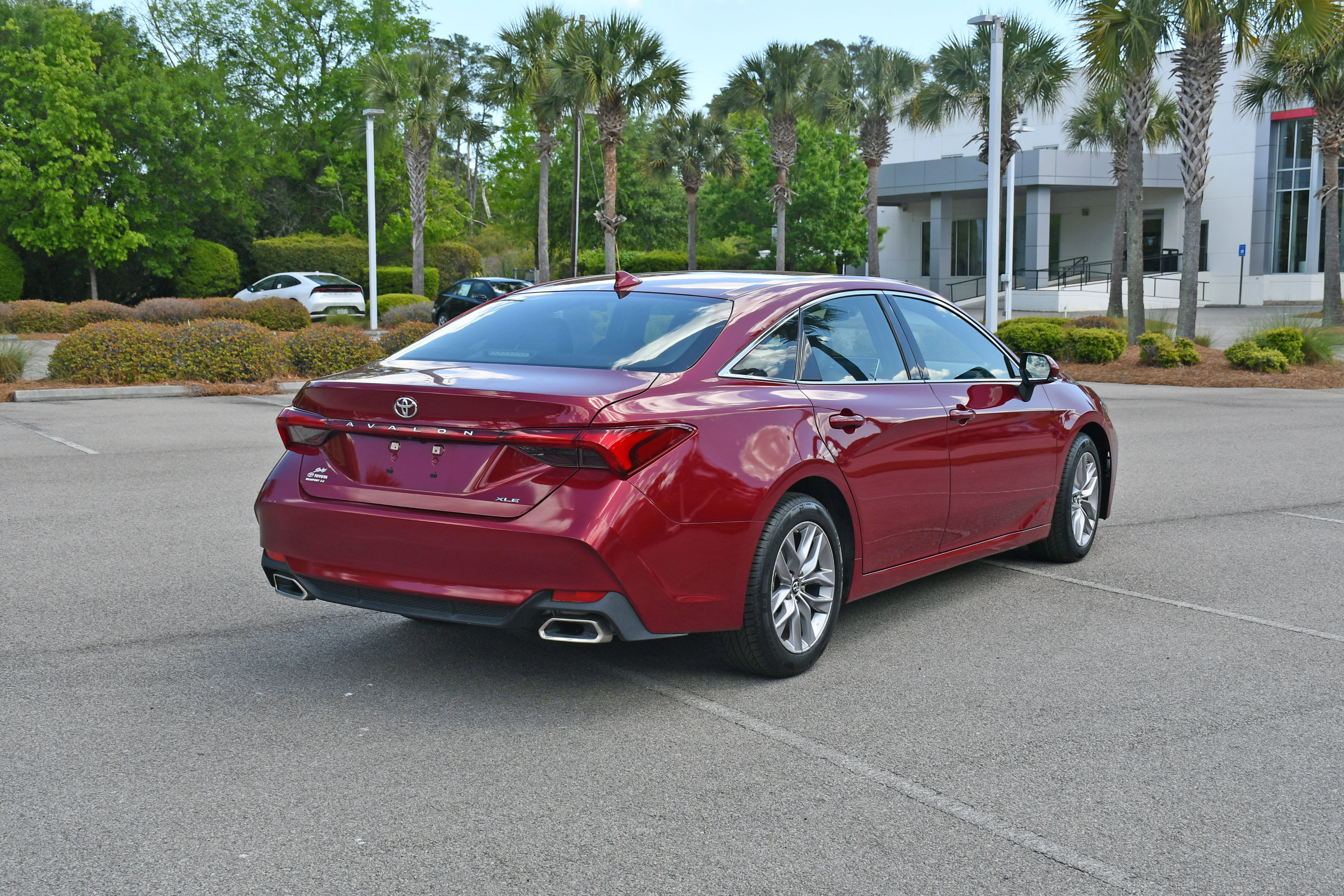 Used 2019 Toyota Avalon XLE w/ Moonroof Package FWD image 3