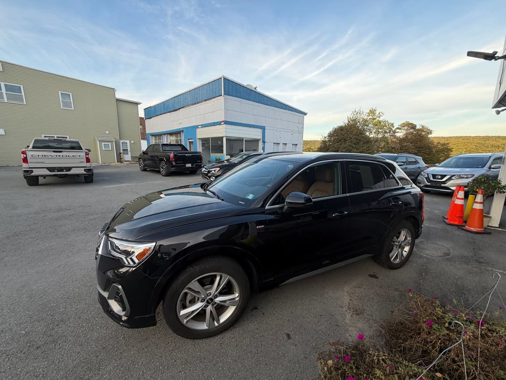 Used 2023 Audi Q3 2.0T Premium w/ Convenience Package AWD/4WD image 2