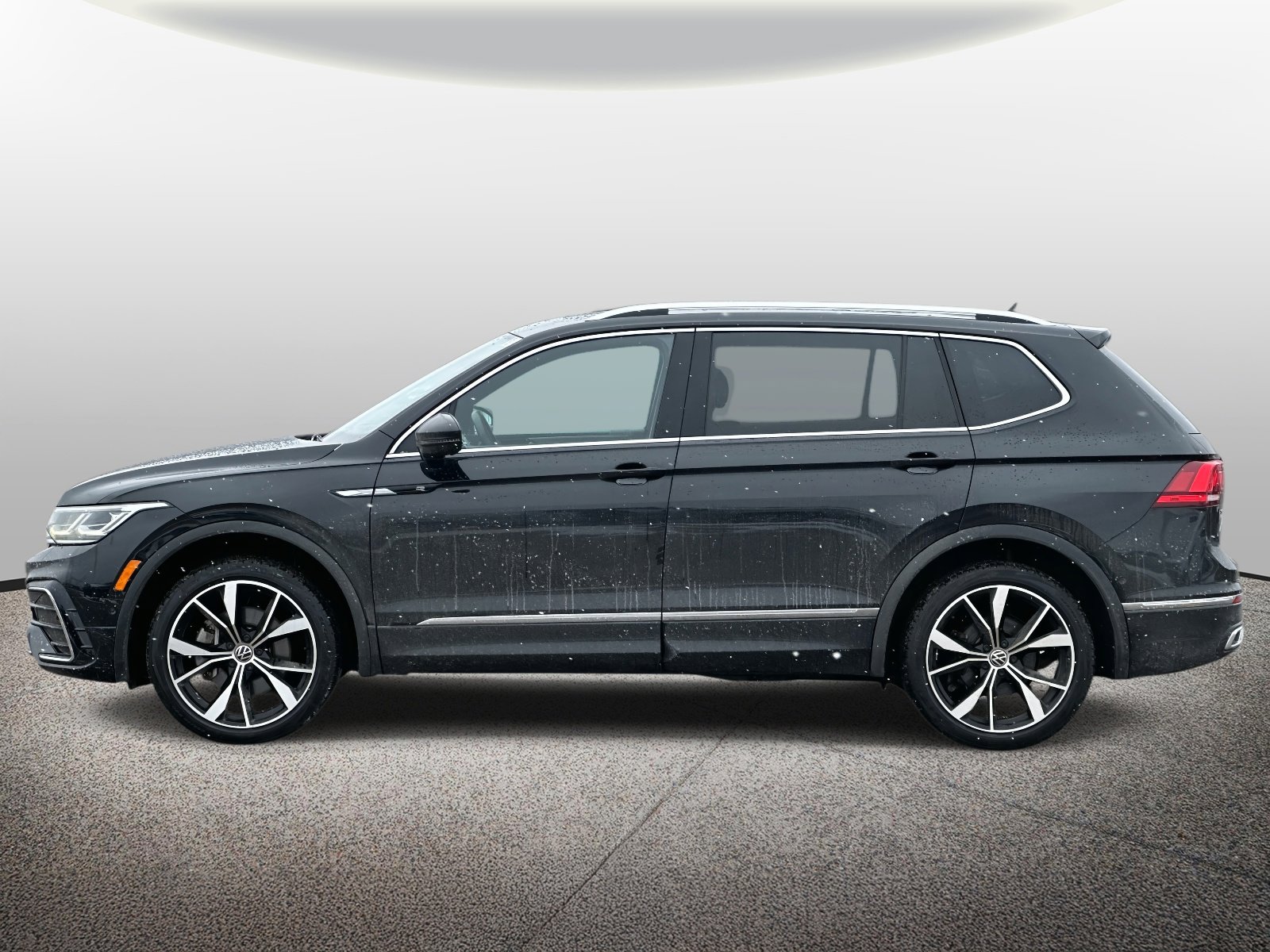 Used 2022 Volkswagen Tiguan SEL R-Line image 2