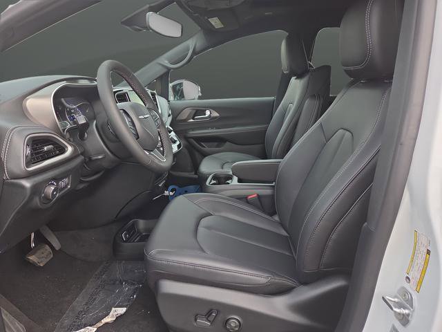 New 2026 Chrysler Pacifica Select image 4