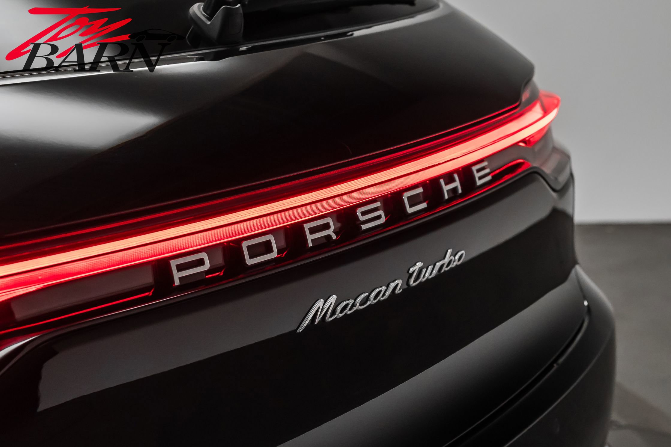 Used 2020 Porsche Macan Turbo image 12