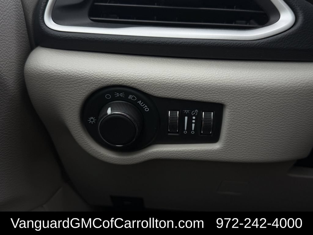 Used 2022 Chrysler Voyager LX FWD image 24