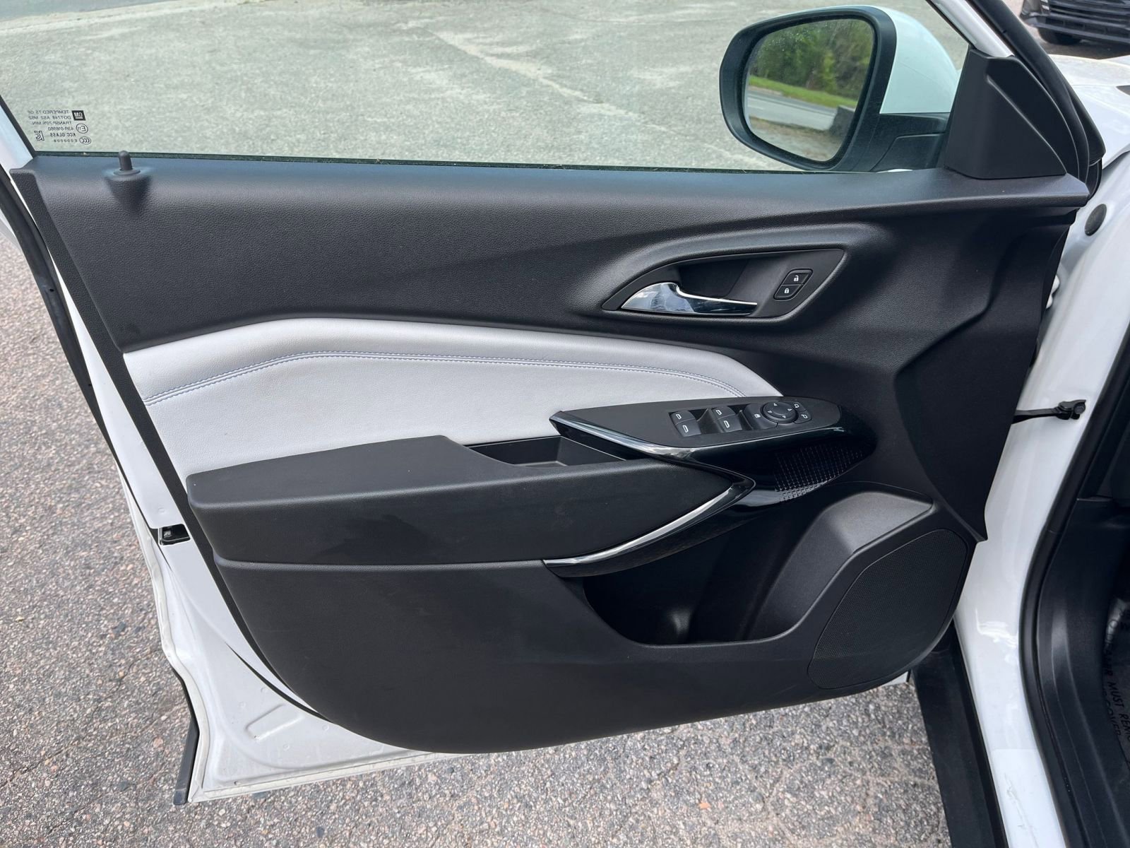 Used 2025 Chevrolet Trax LT w/ LT Convenience Package image 18