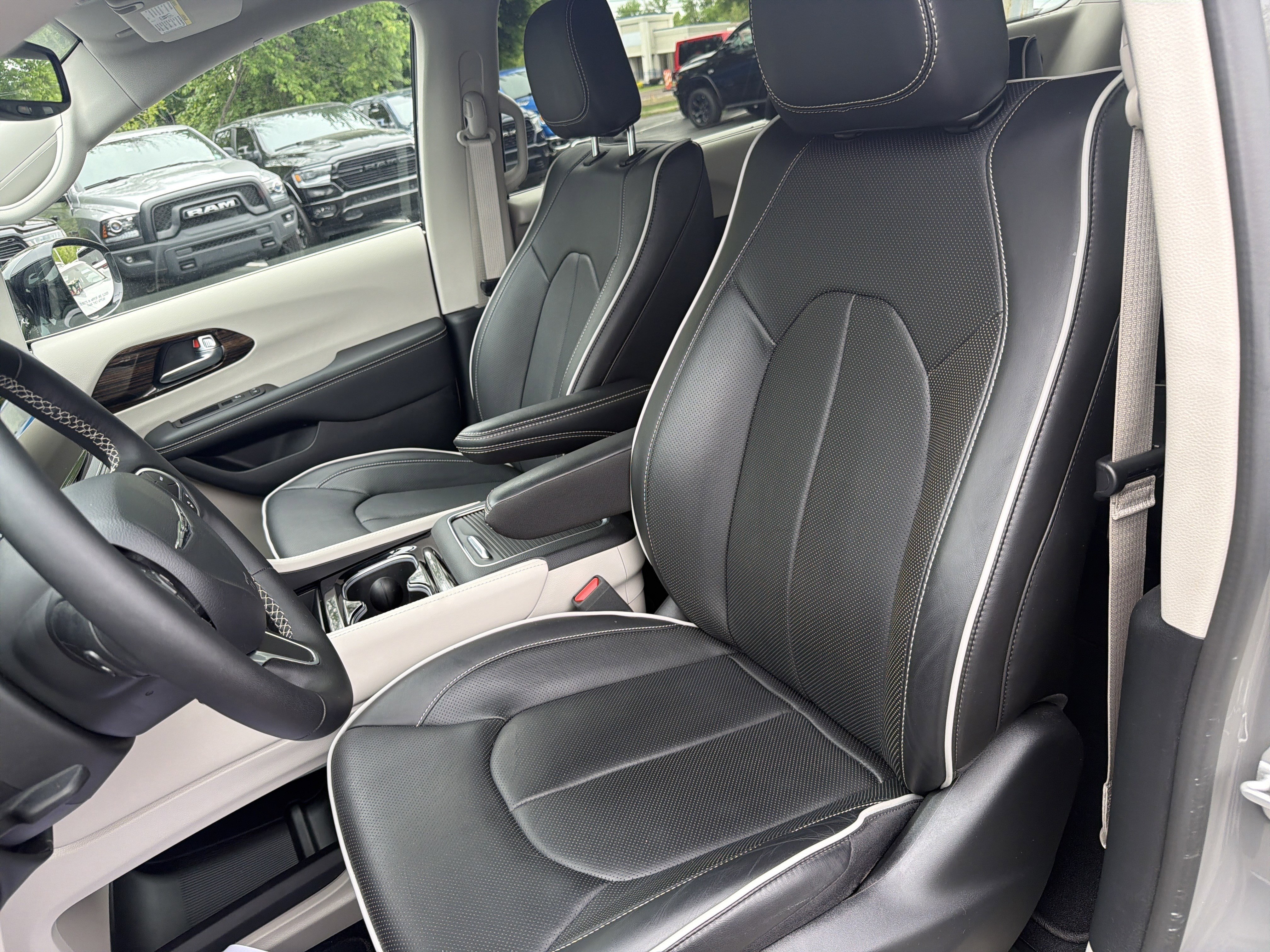 Used 2024 Chrysler Pacifica Limited FWD image 15