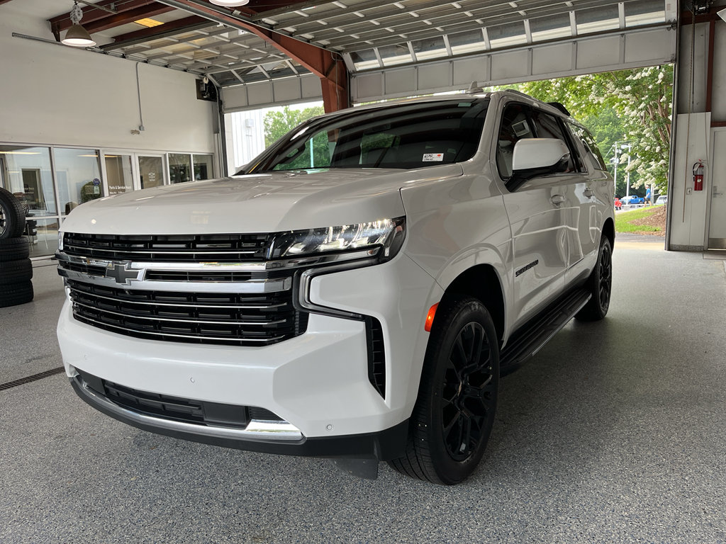 Used 2024 Chevrolet Suburban LT w/ Luxury Package RWD image 4