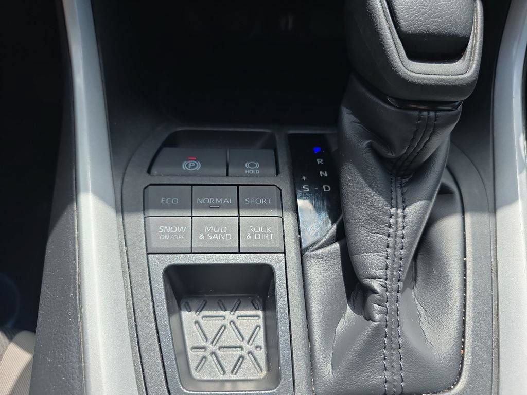 Used 2025 Toyota RAV4 XLE AWD/4WD image 25