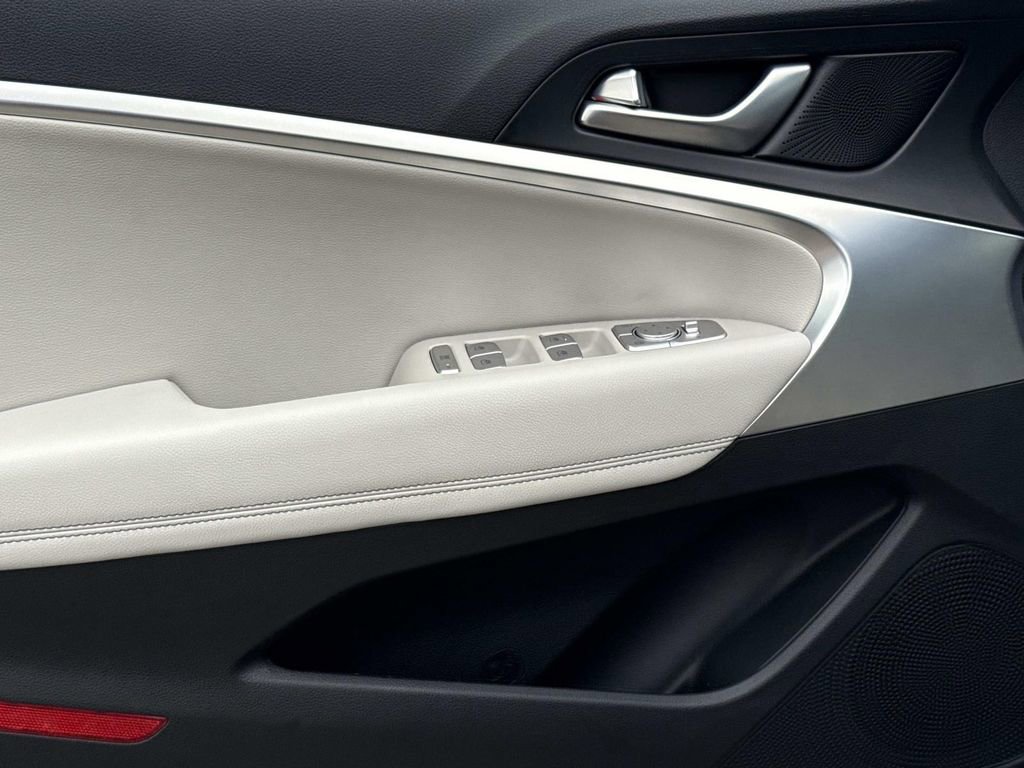 Used 2023 Genesis G70 2.0T RWD image 17