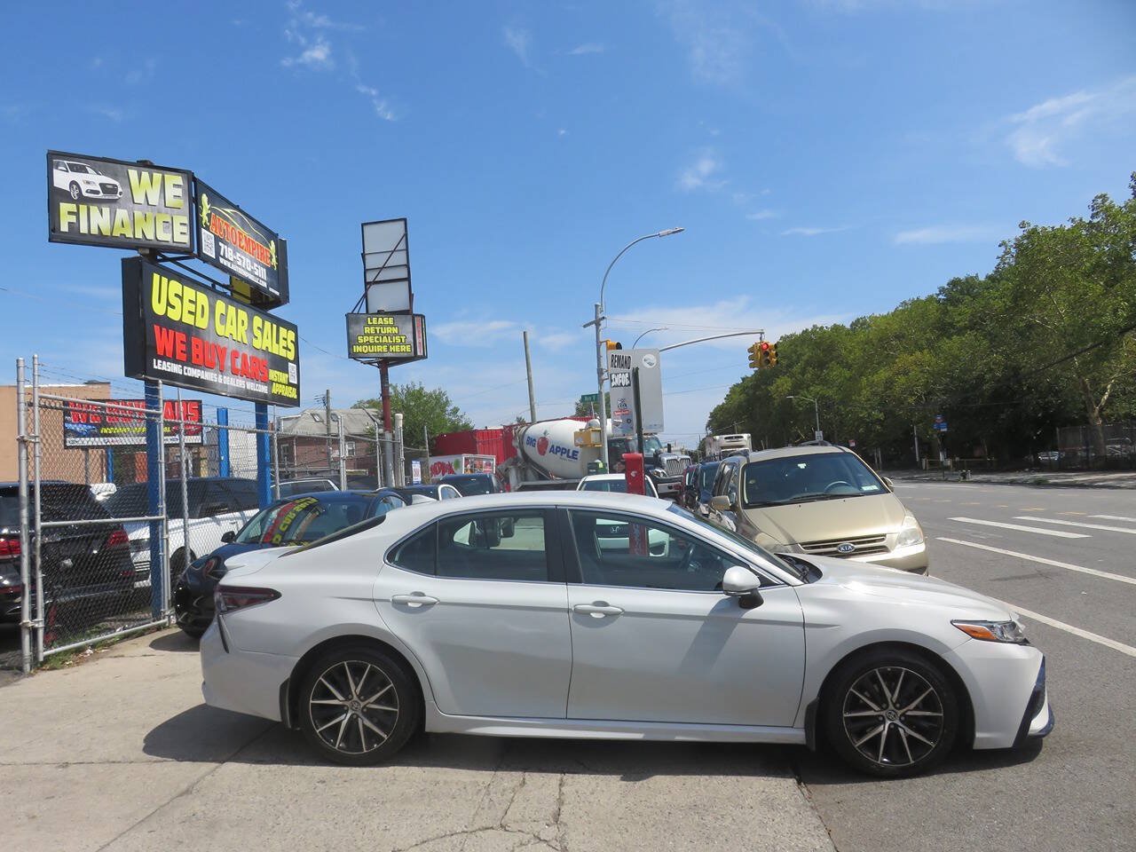 Used 2023 Toyota Camry SE w/ Cold Weather Package AWD/4WD image 9