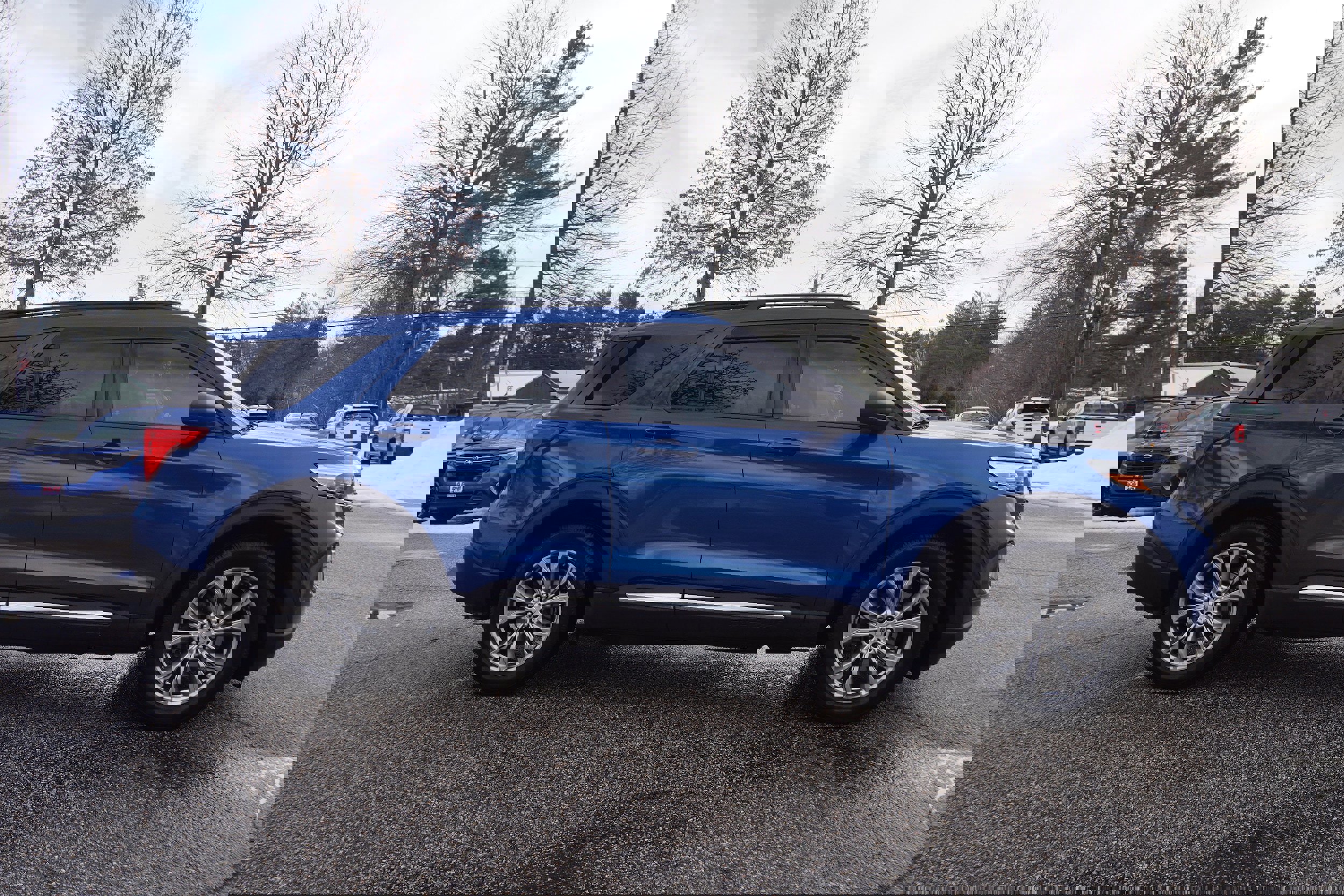 Used 2020 Ford Explorer XLT w/ Equipment Group 202A image 4