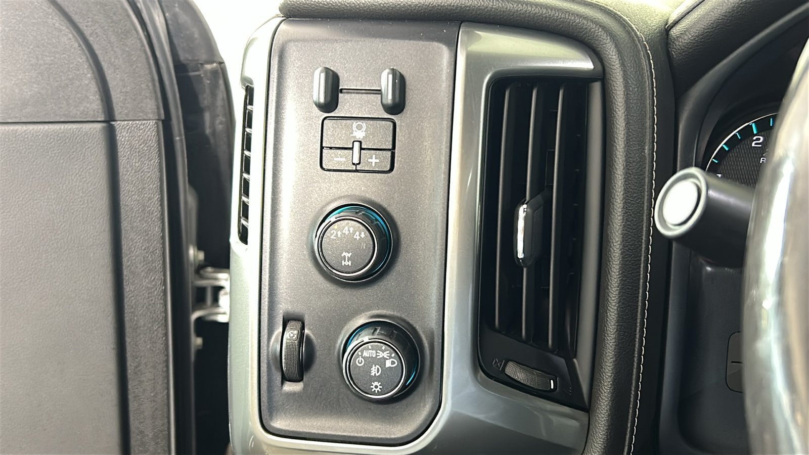 Used 2019 Chevrolet Silverado 2500 LTZ w/ Duramax Plus Package AWD/4WD image 23
