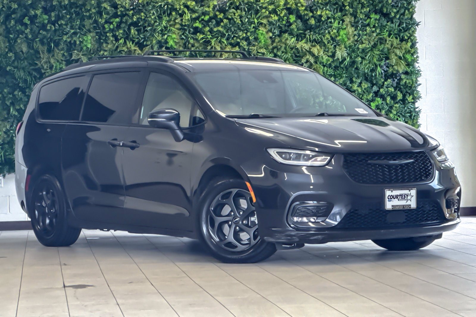 Used 2021 Chrysler Pacifica Touring-L w/ Uconnect Theater Family Group FWD image 2