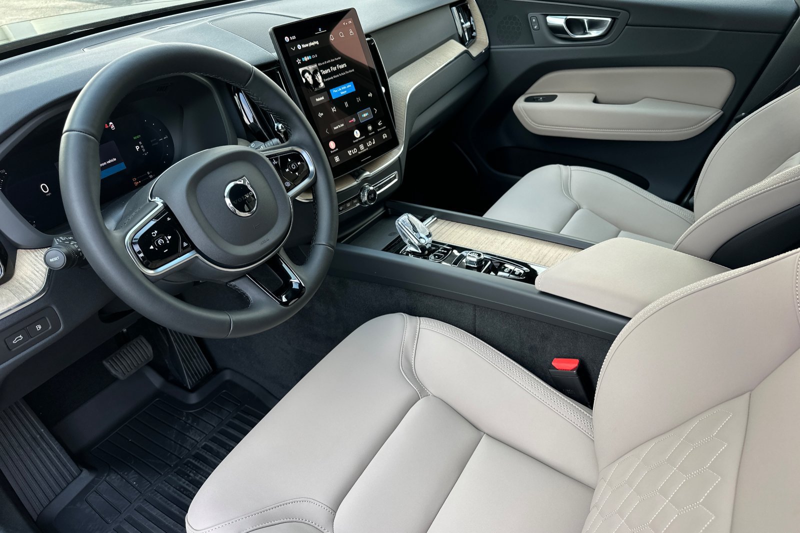 New 2026 Volvo XC60 T8 Plus w/ Climate Package PRO AWD/4WD image 10