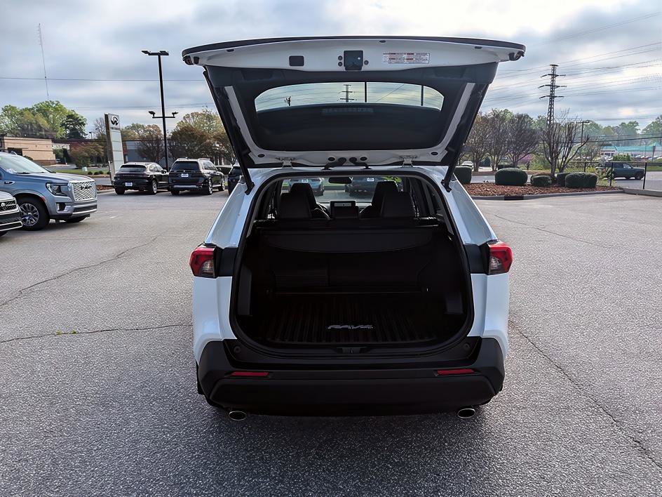 Used 2023 Toyota RAV4 XLE Premium image 15