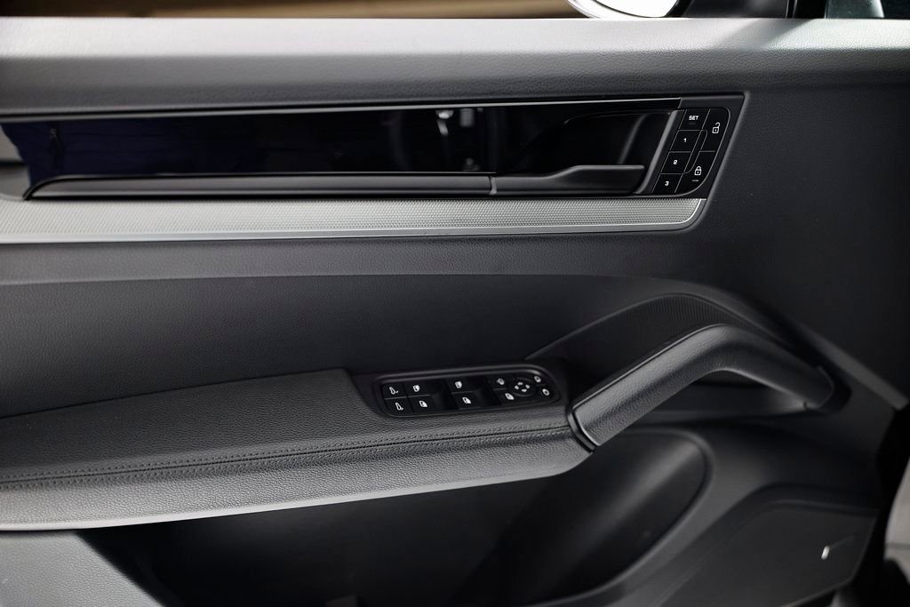 Certified 2024 Porsche Cayenne AWD/4WD image 18