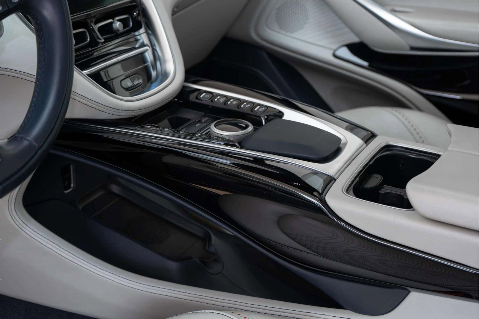 Used 2023 Aston Martin DBX AWD/4WD image 34