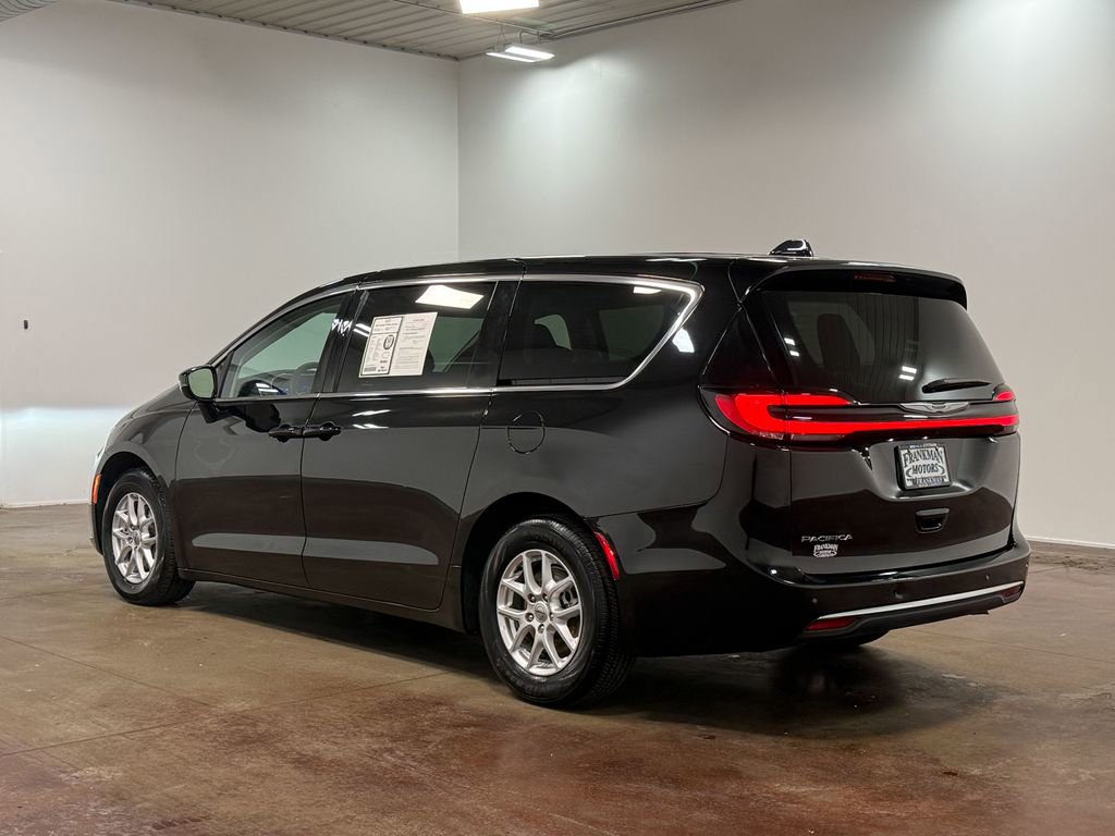 Used 2024 Chrysler Pacifica Touring-L FWD image 5