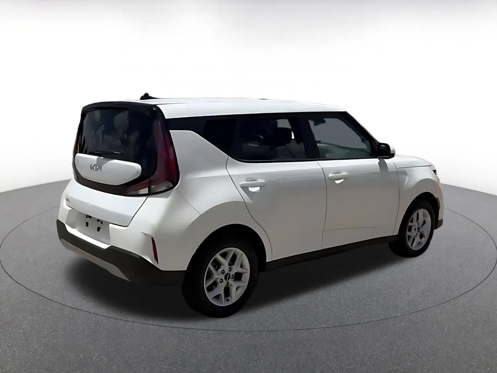 Used 2025 Kia Soul LX w/ LX Technology Package FWD image 14