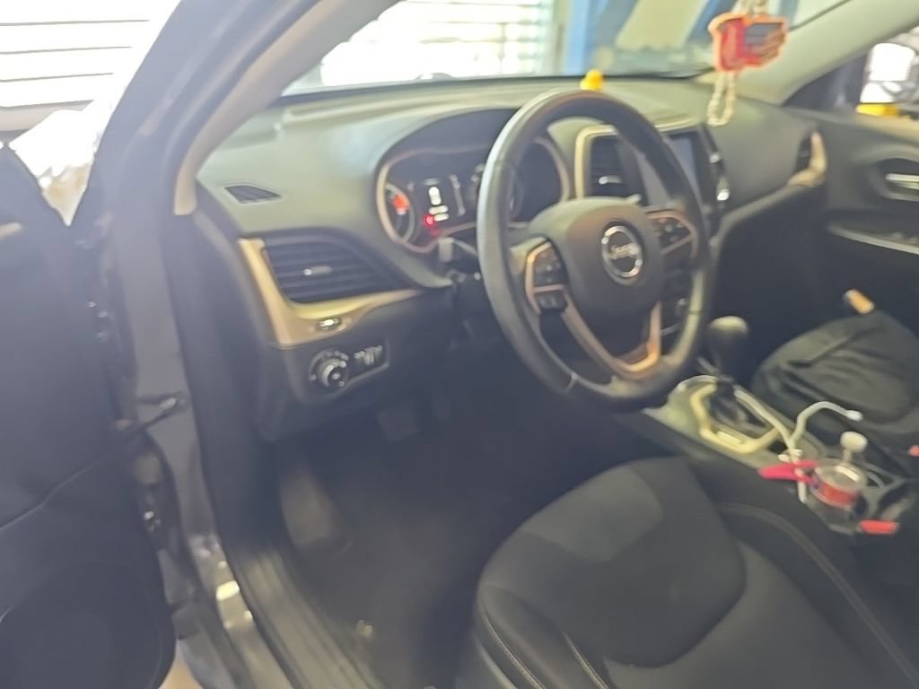 Used 2016 Jeep Cherokee Latitude w/ Comfort & Sound Group AWD/4WD image 5