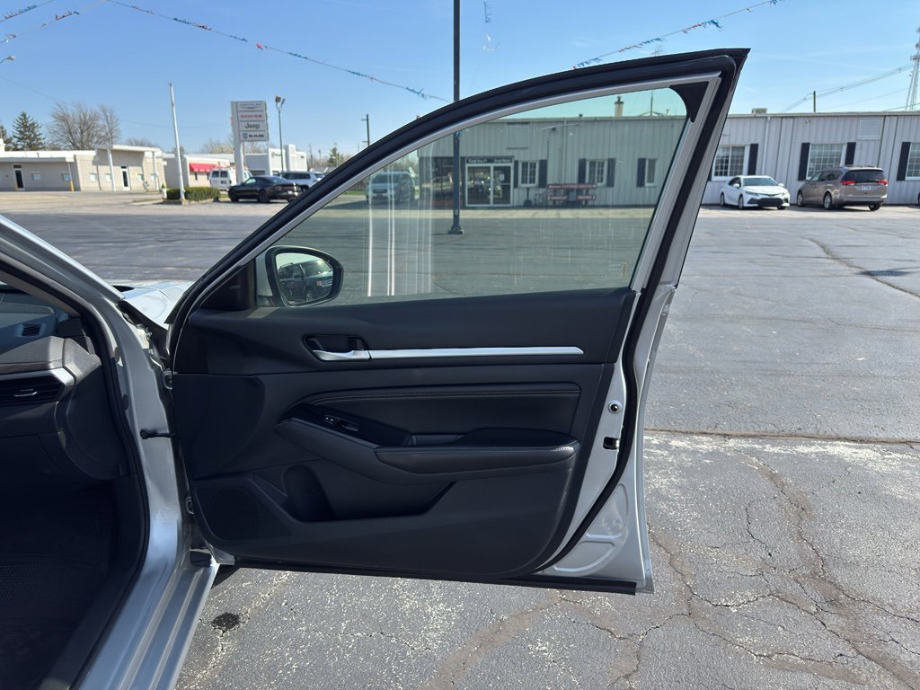 Used 2023 Nissan Altima 2.5 SV w/ SV Premium Package AWD/4WD image 14