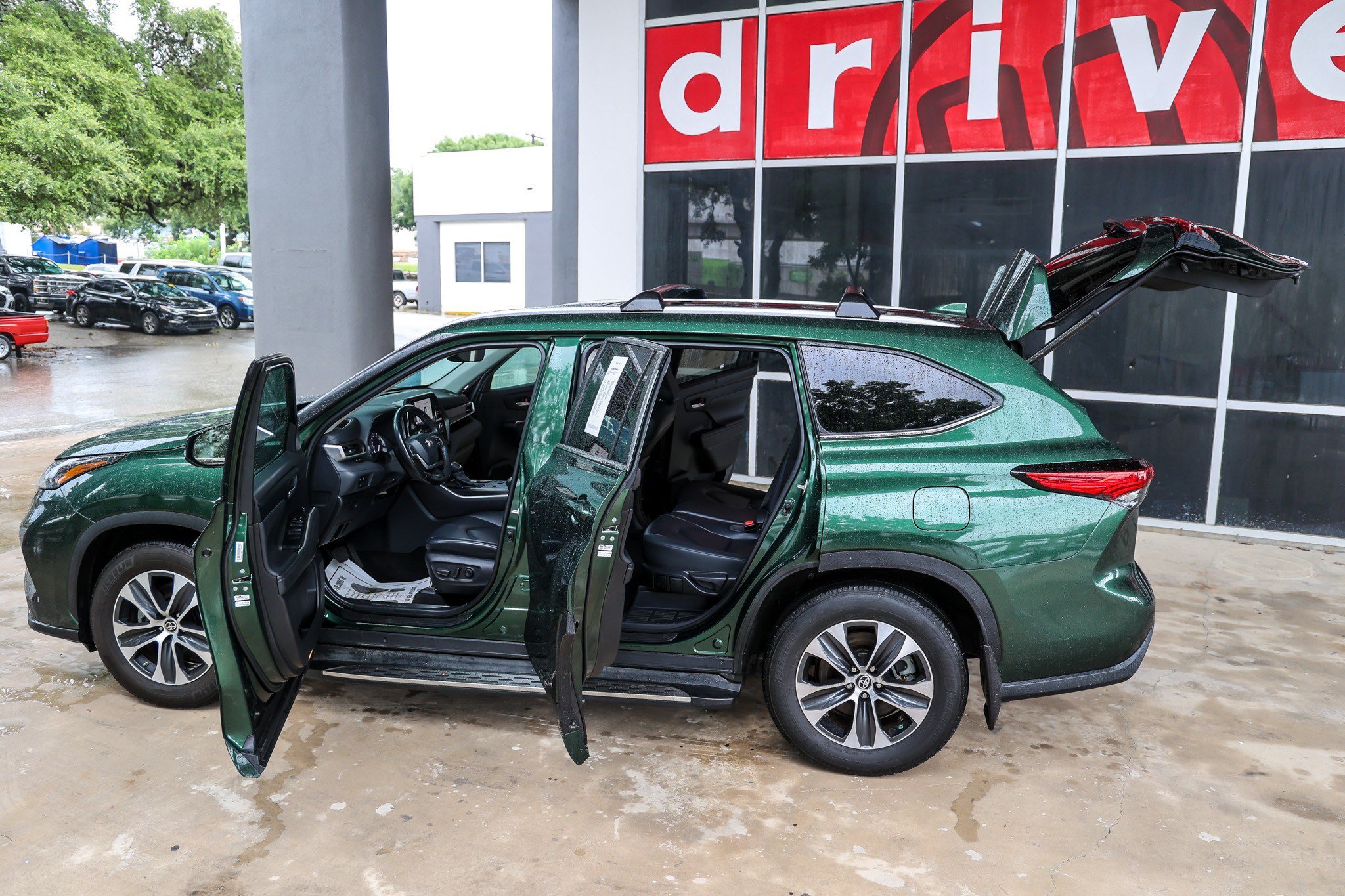Used 2023 Toyota Highlander XLE FWD image 11