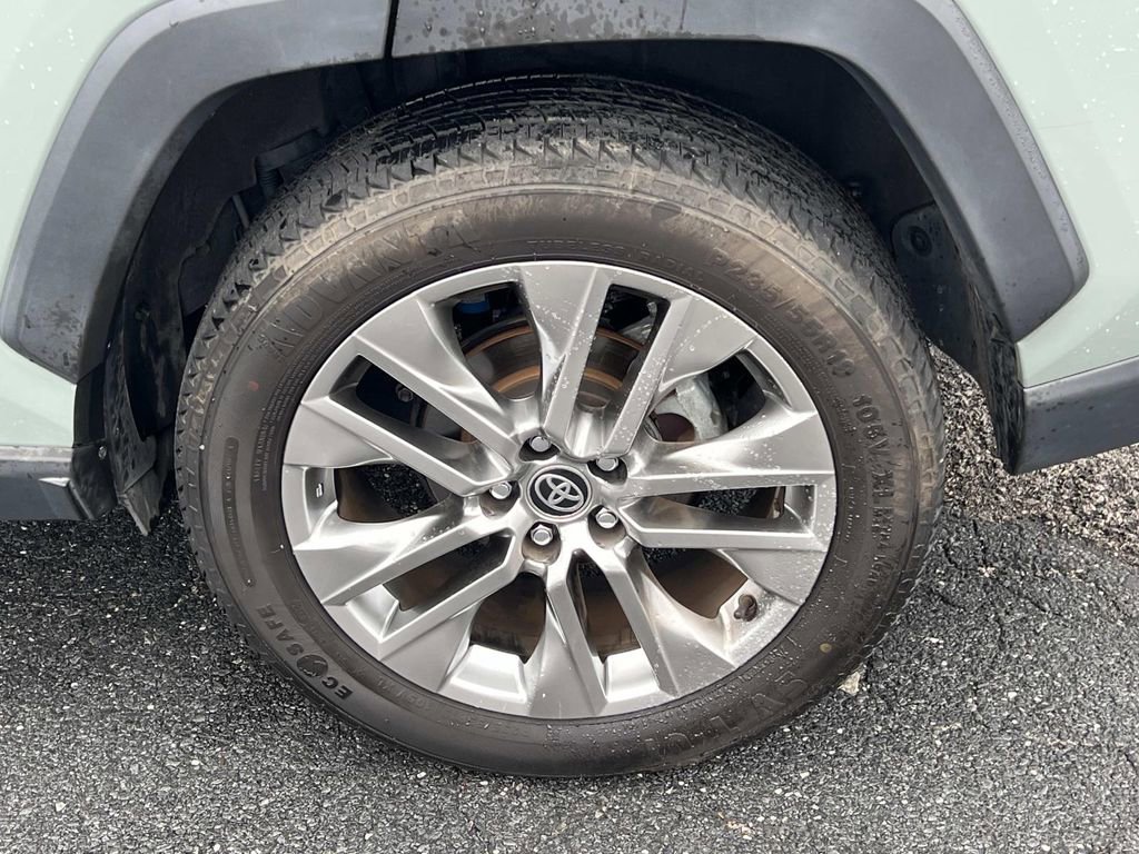 Used 2020 Toyota RAV4 XLE Premium image 19