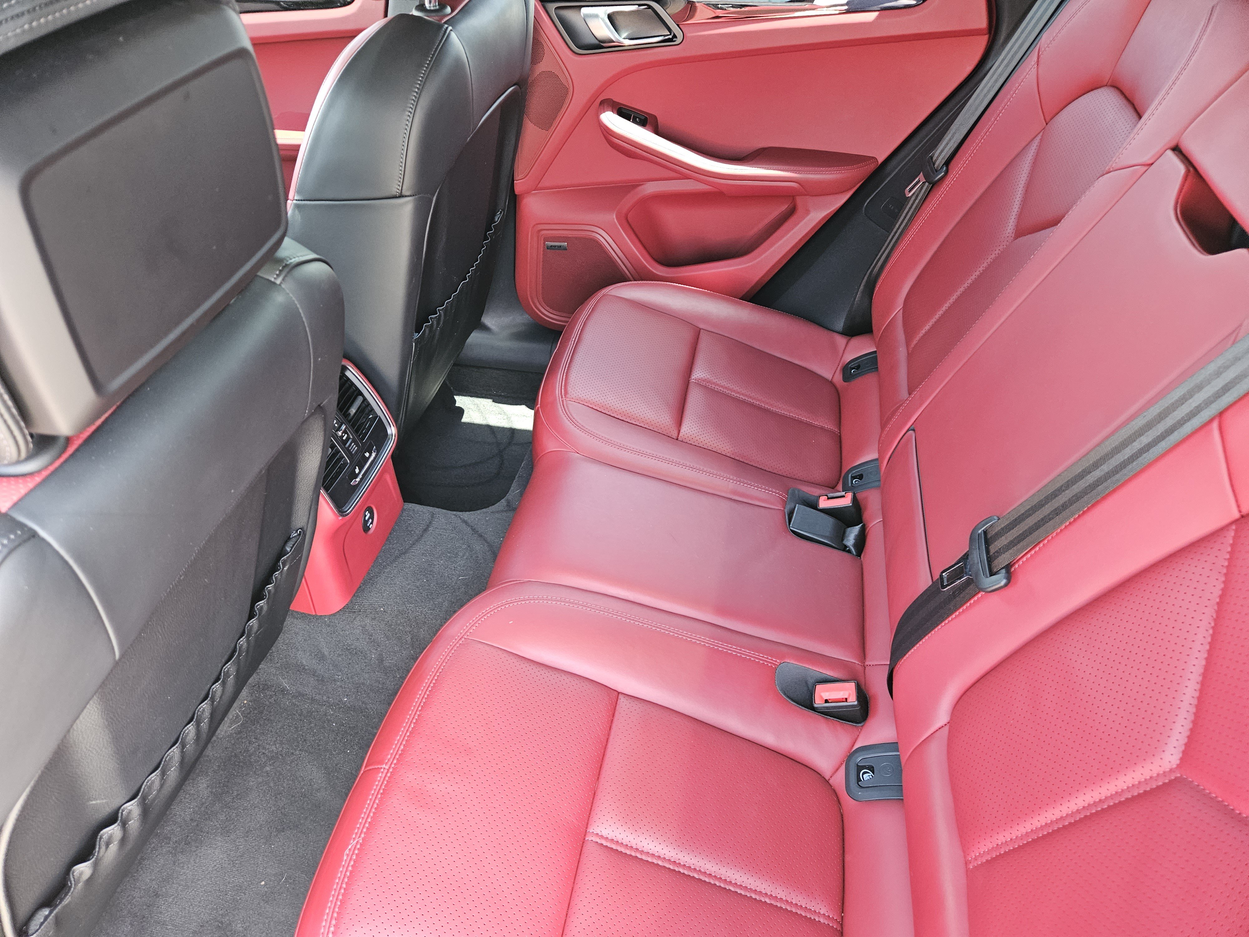 Certified 2024 Porsche Macan S AWD/4WD image 28