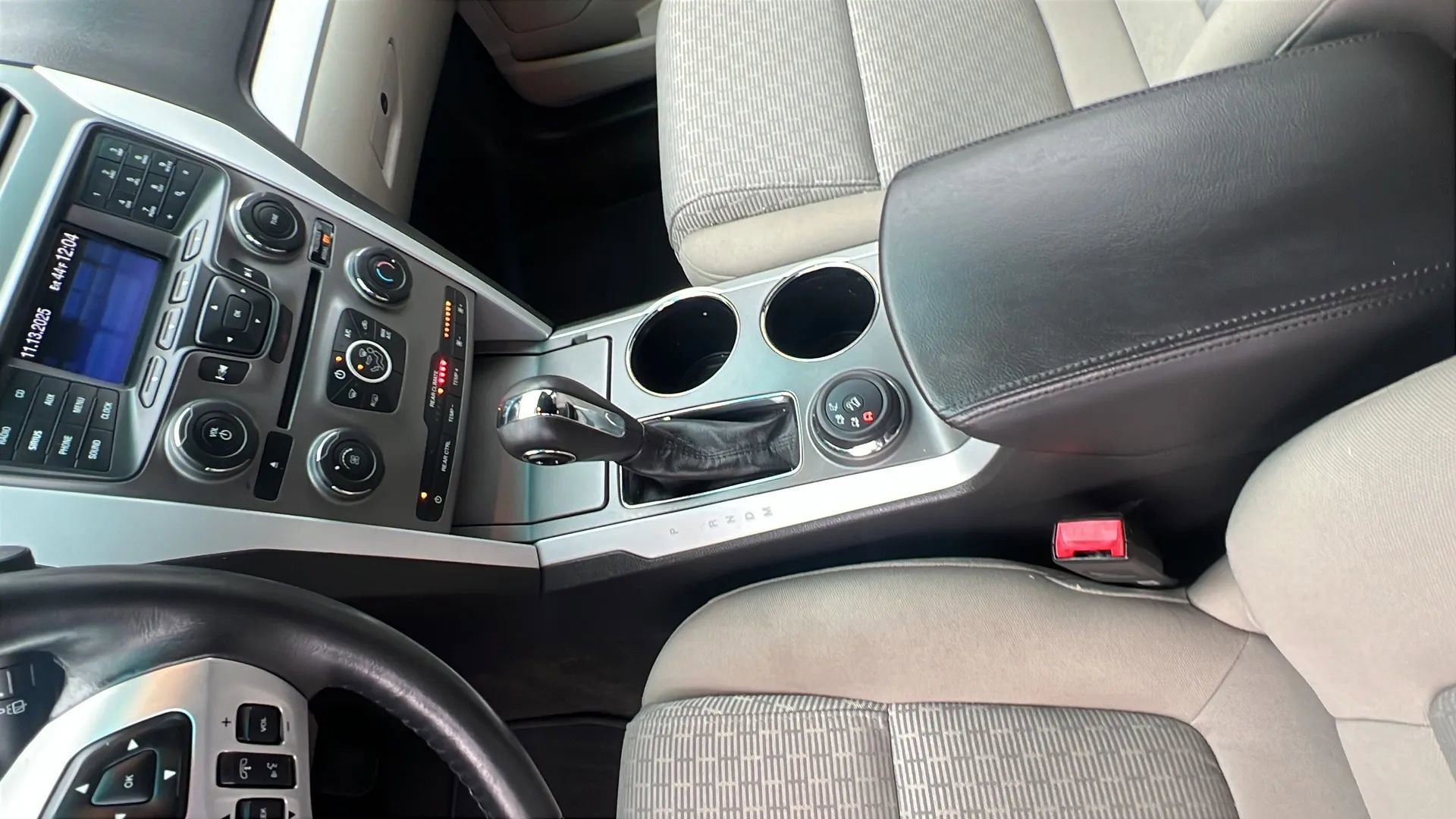 Used 2014 Ford Explorer XLT image 26