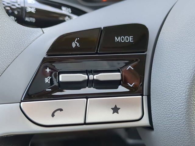 Used 2025 Hyundai Elantra SE image 21